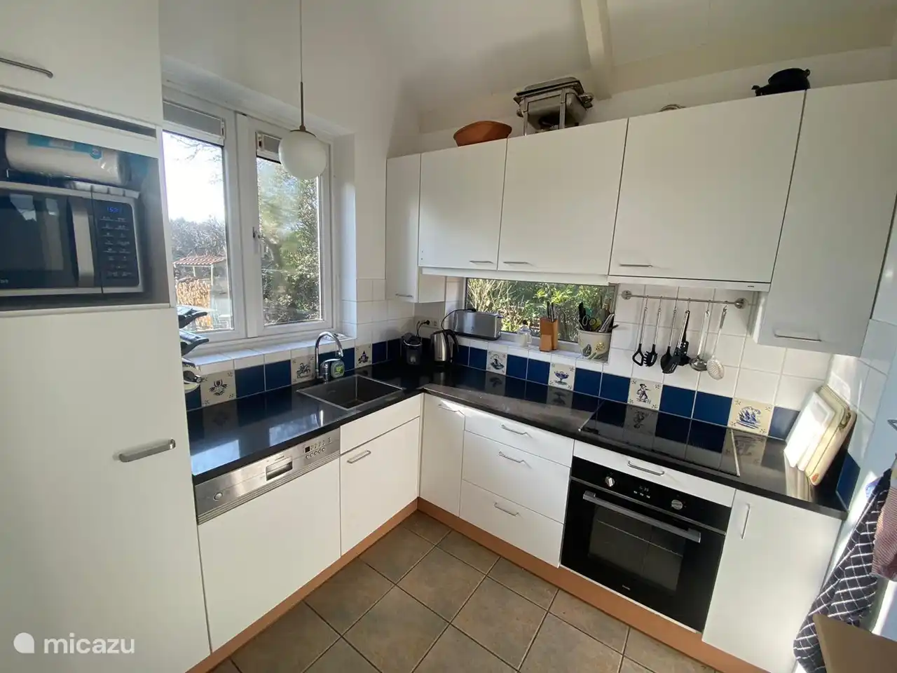 Eine Küche mit der richtigen Ausstattung, um köstliche Mahlzeiten zuzubereiten.