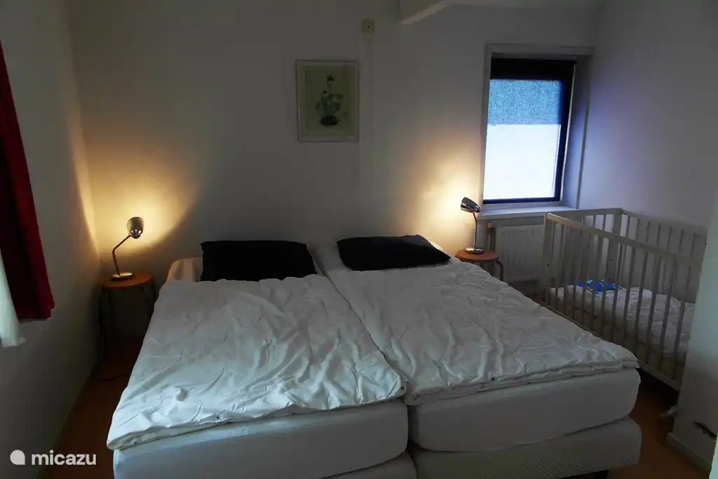 Hinteres Schlafzimmer mit Kinderbett