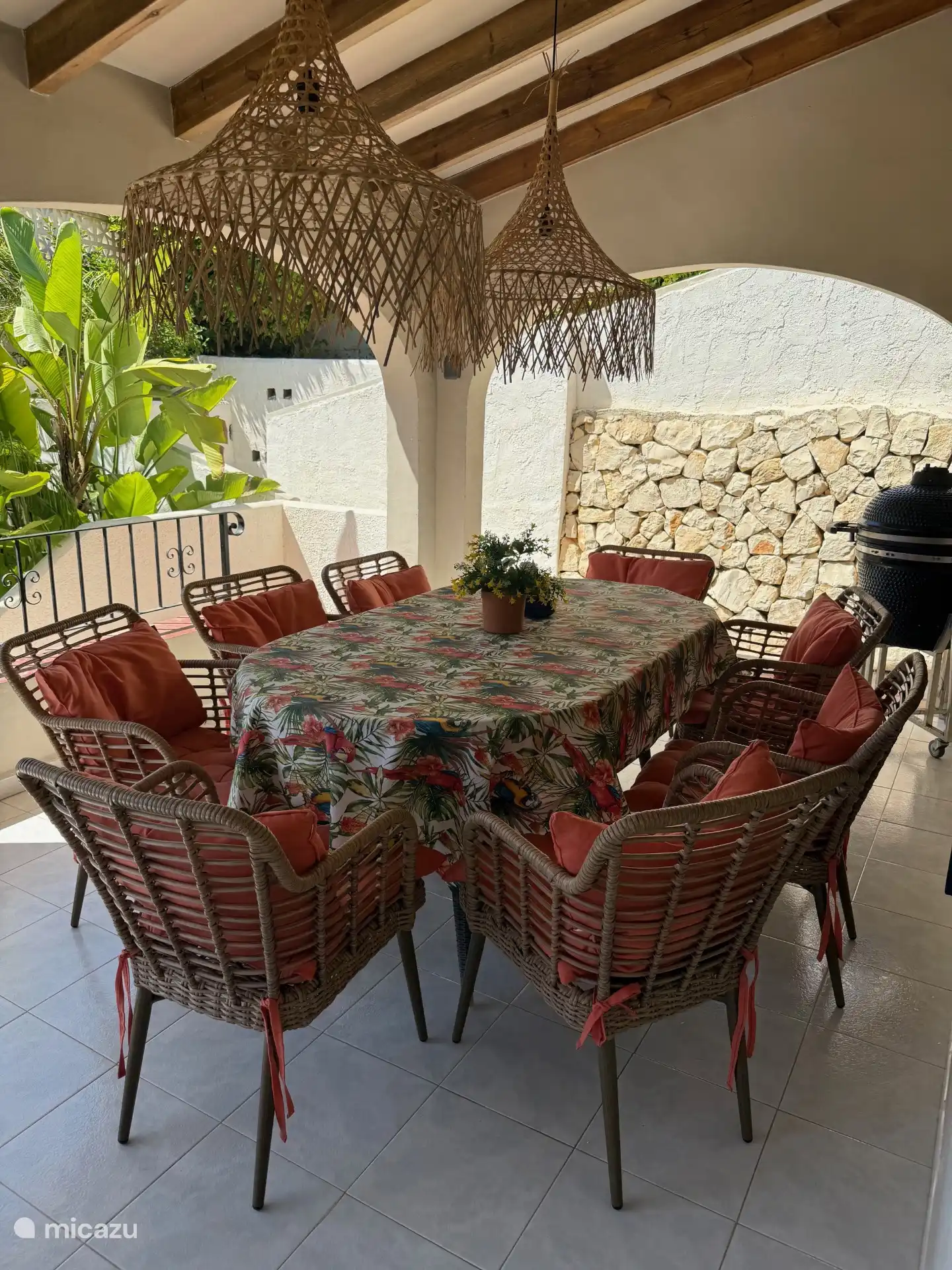 Desayuno, comida, cena bajo el patio