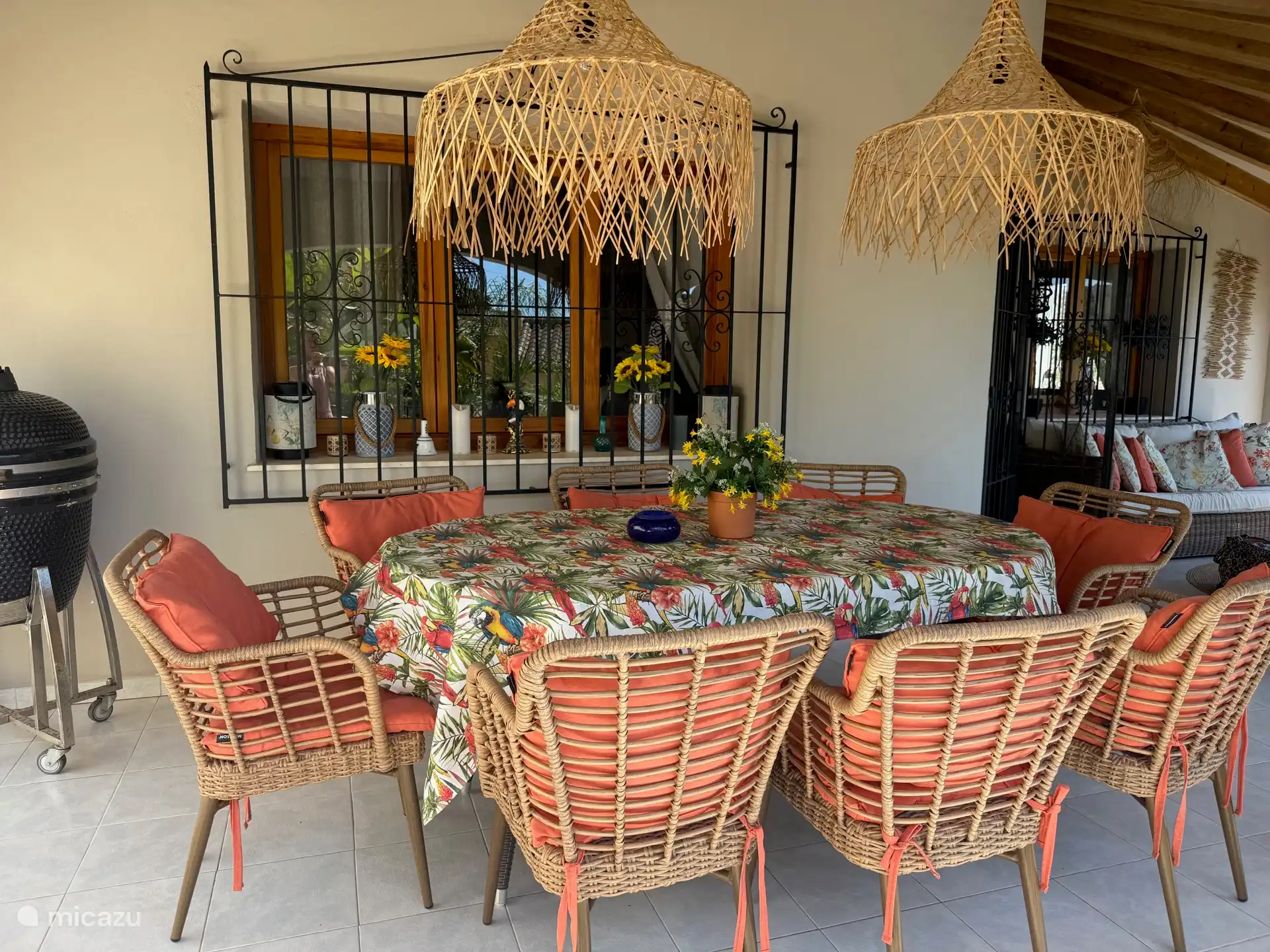 Mesa del comedor bajo el patio