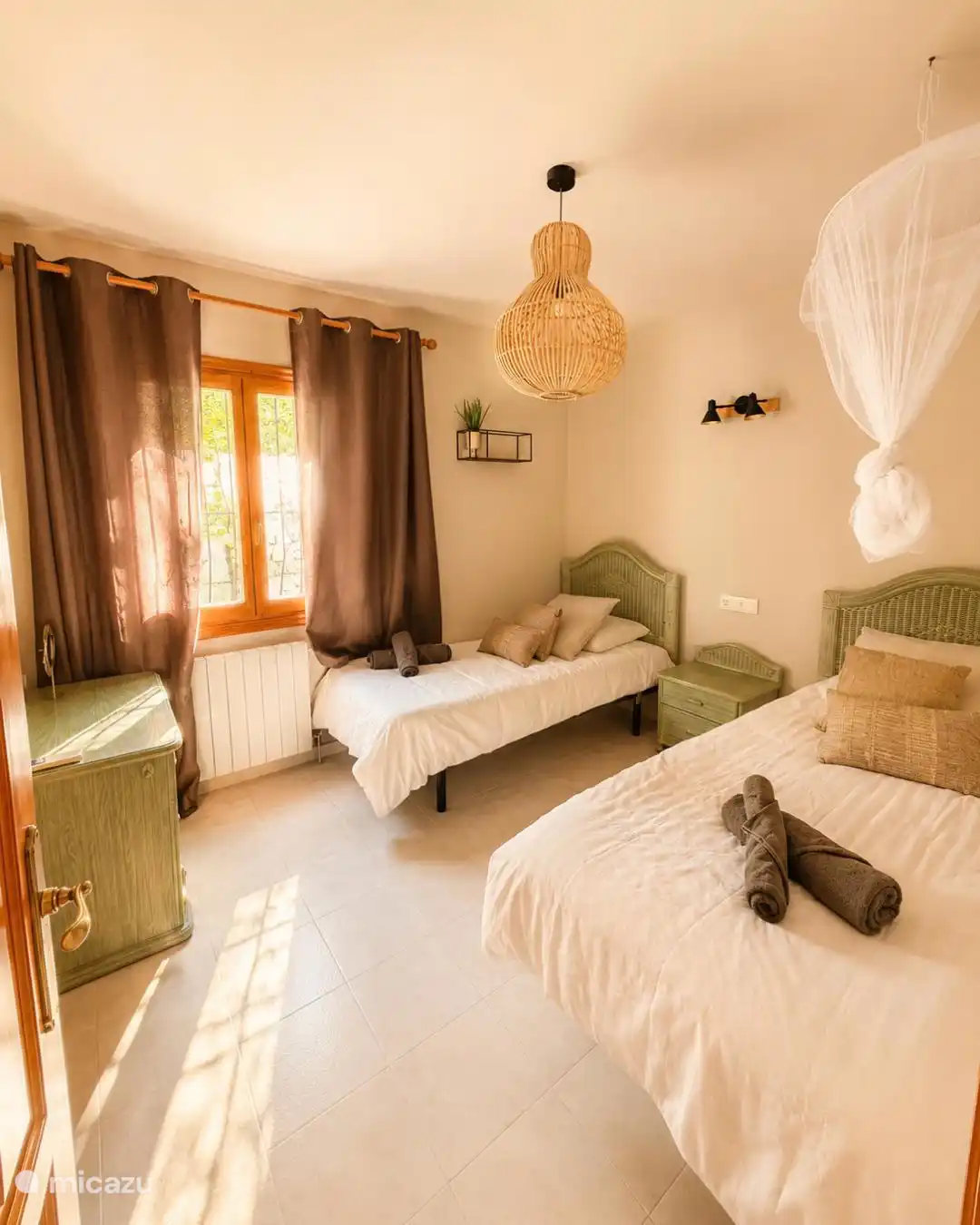 Schlafzimmer im Erdgeschoss mit zwei separaten Einzelbetten.