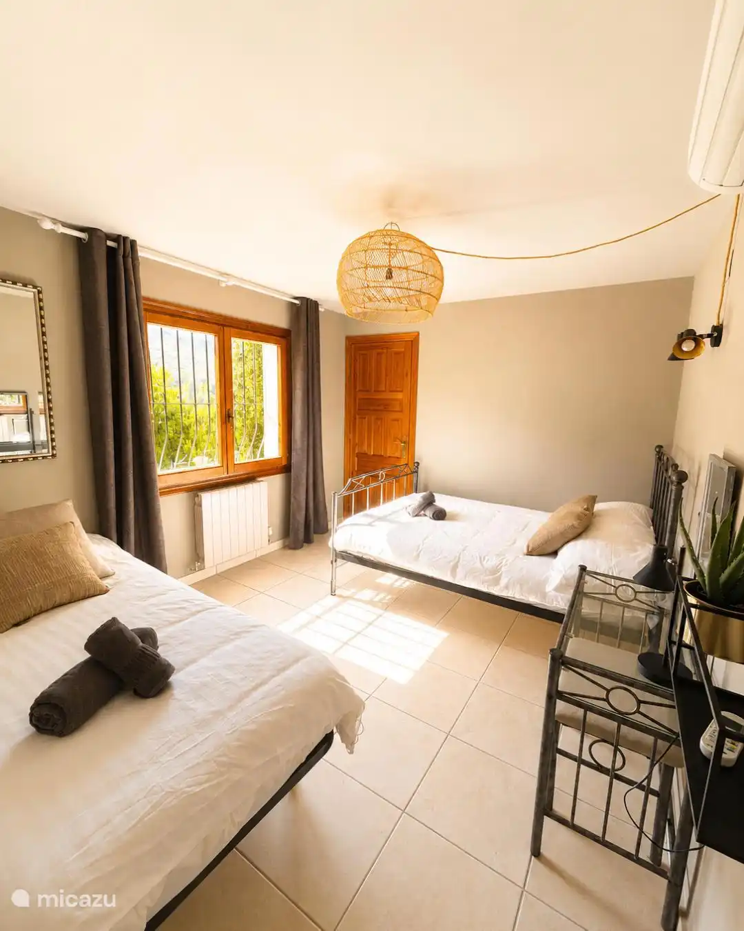 Schlafzimmer im Erdgeschoss mit einem Bett und einem 1,5-Bett