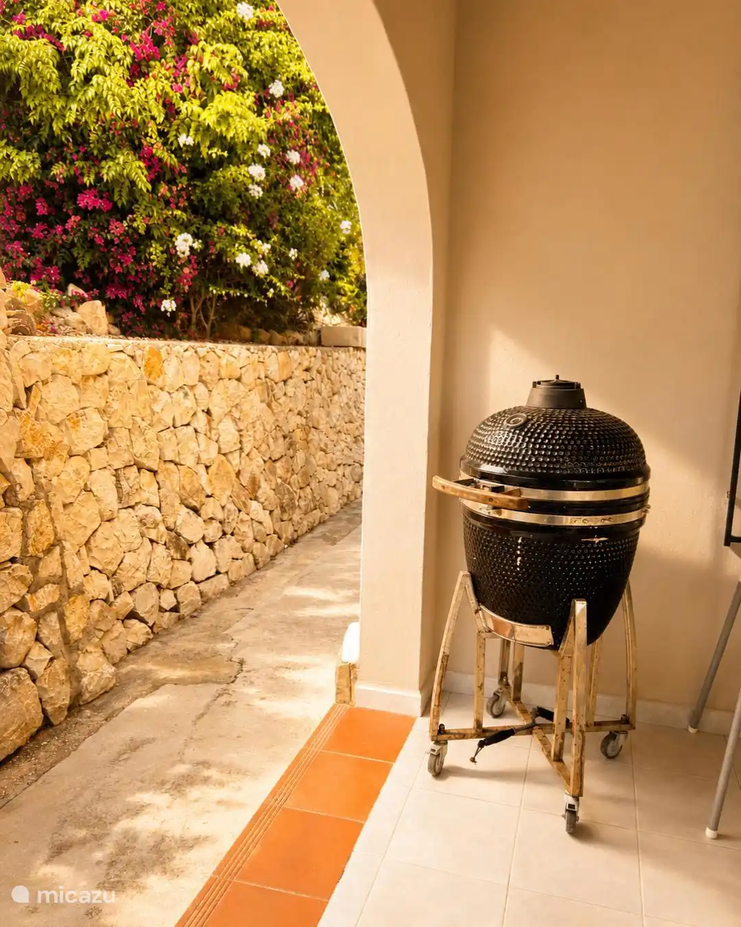 Grünes Eier-BBQ auf der Veranda