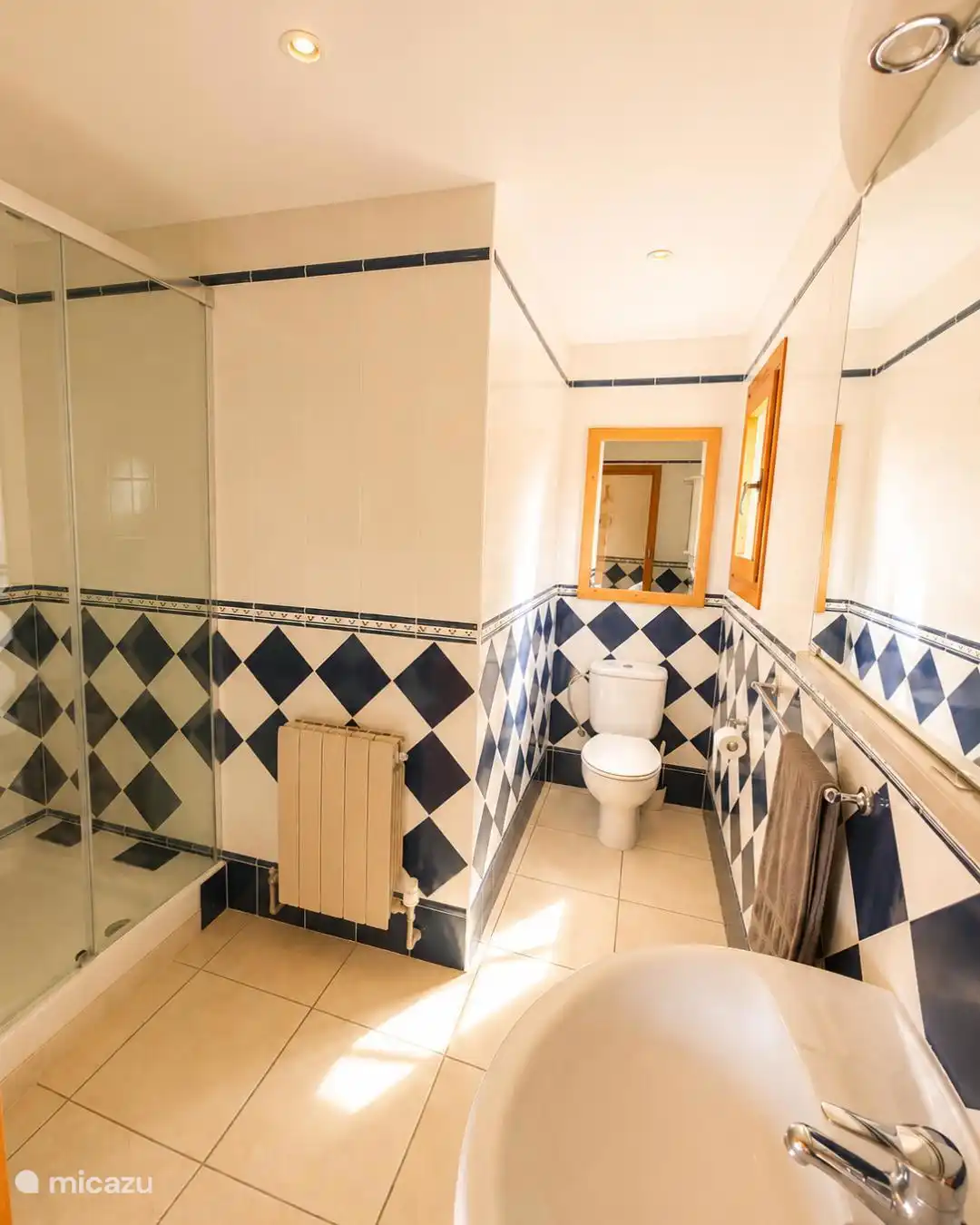Badezimmer mit eigenem Bad im 2-Personen-Schlafzimmer im Erdgeschoss