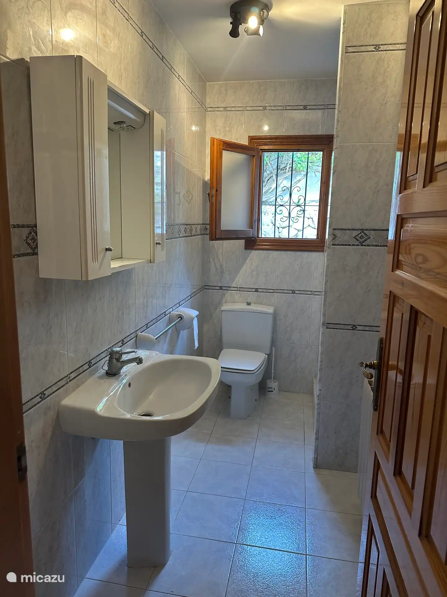 Separates Badezimmer mit WC, Dusche und Waschbecken