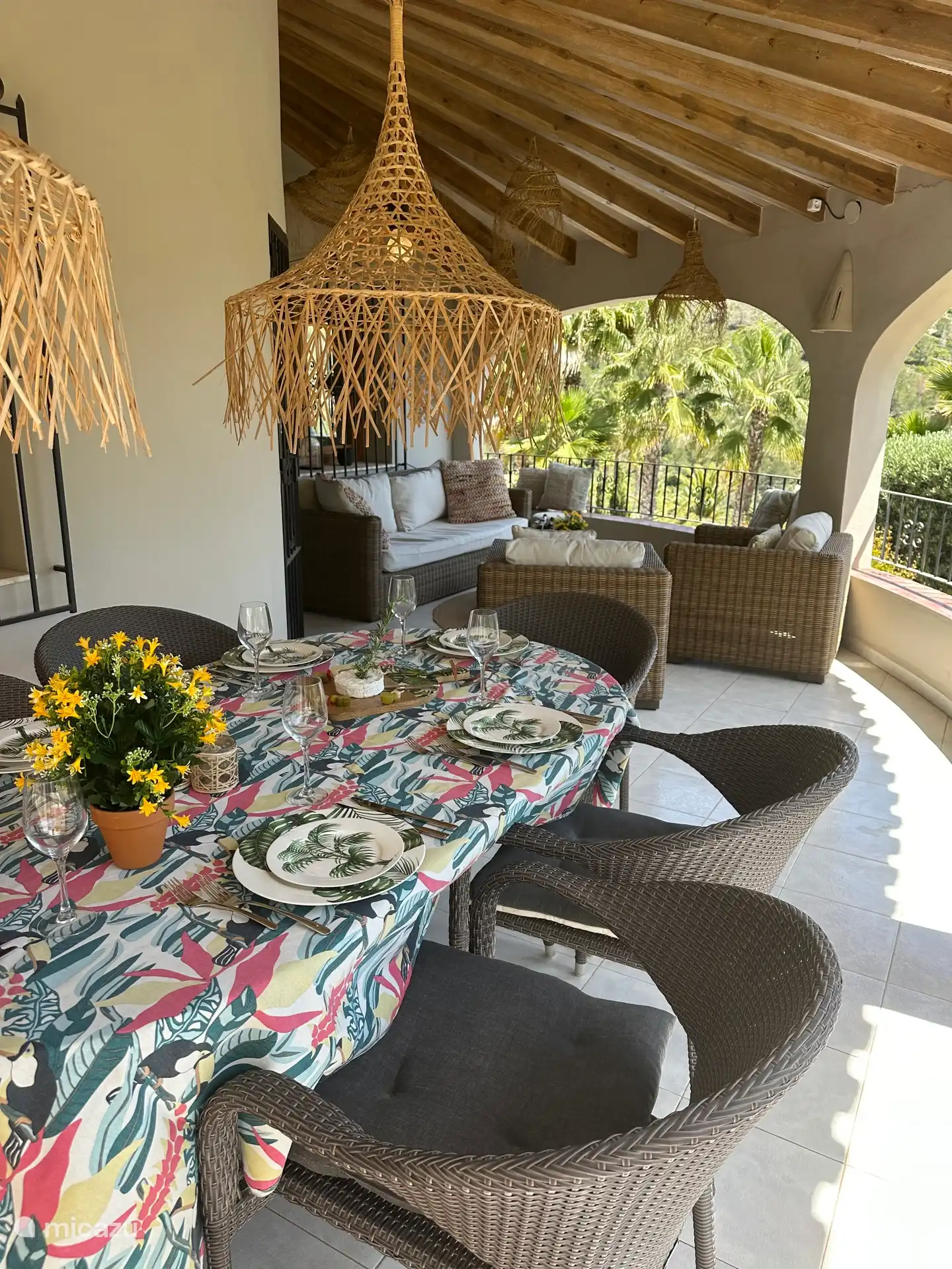 Veranda mit Esstisch und Lounge-Set