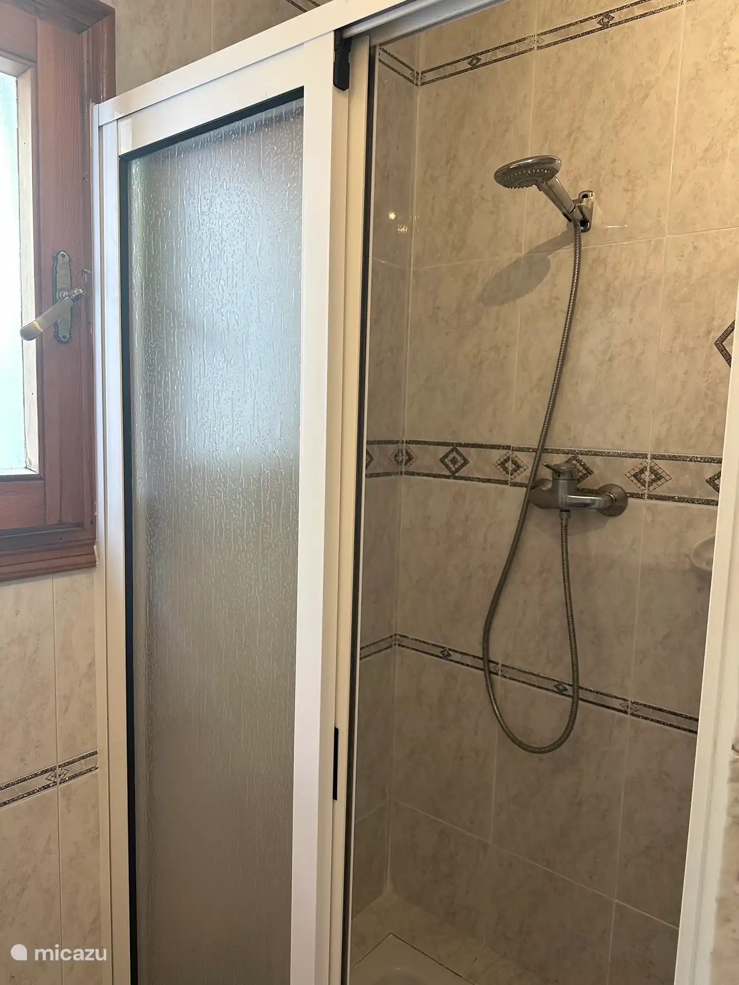 Dusche im separaten Badezimmer