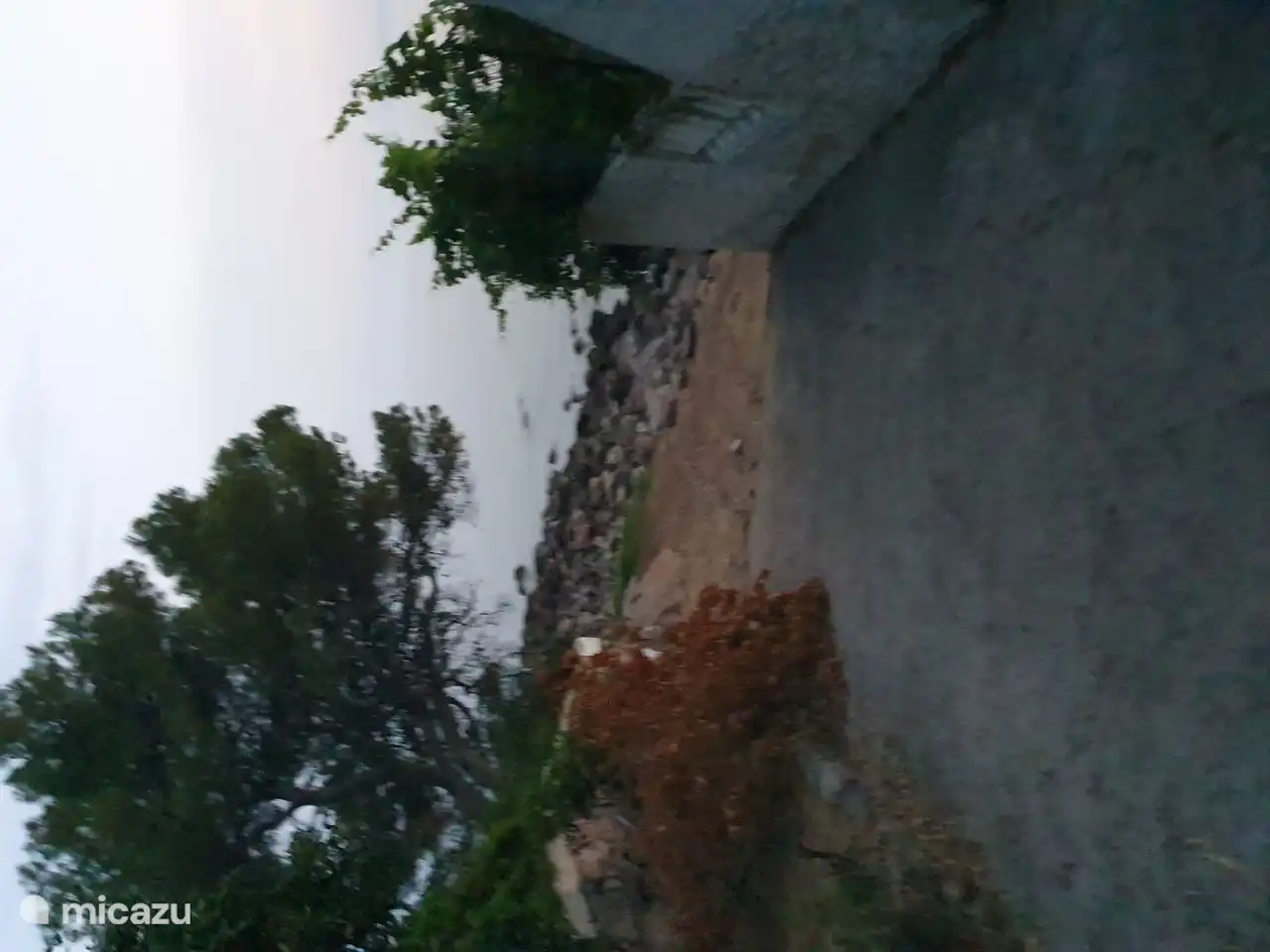 Am Fuße des Campingplatzes können Sie direkt an einem öffentlichen Strand im Mittelmeer schwimmen.