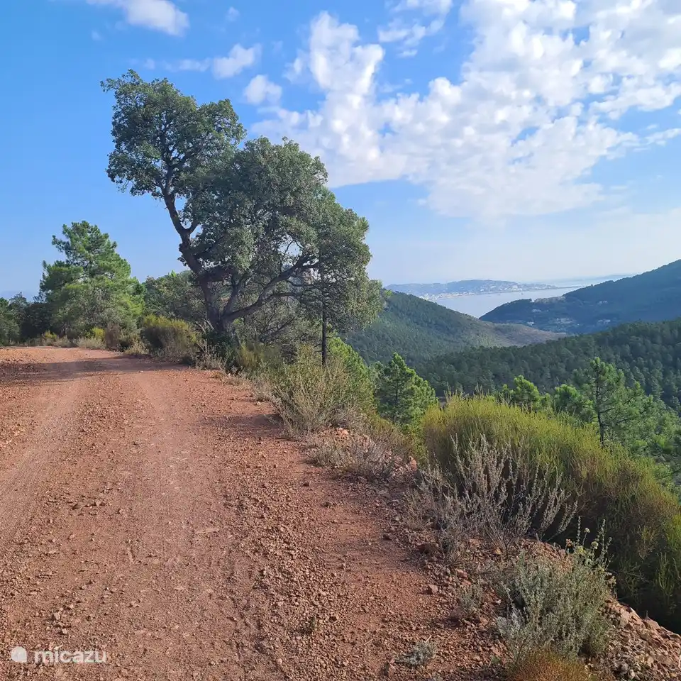 Das Estrel-Gebirge ist weniger als 5 km entfernt