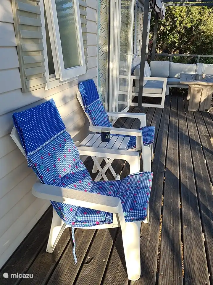 Für den Morgenkaffee 2 bequeme Stühle