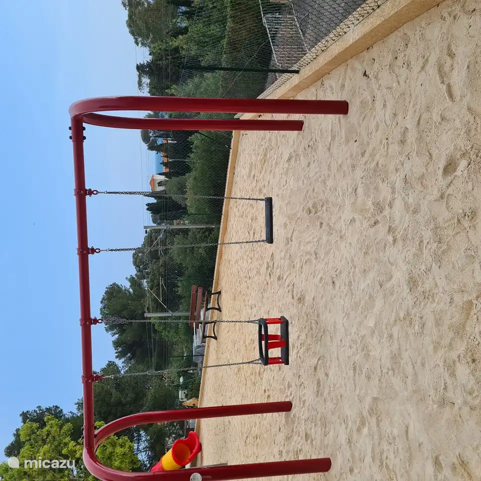 Kinderspielplatz mit Schaukeln