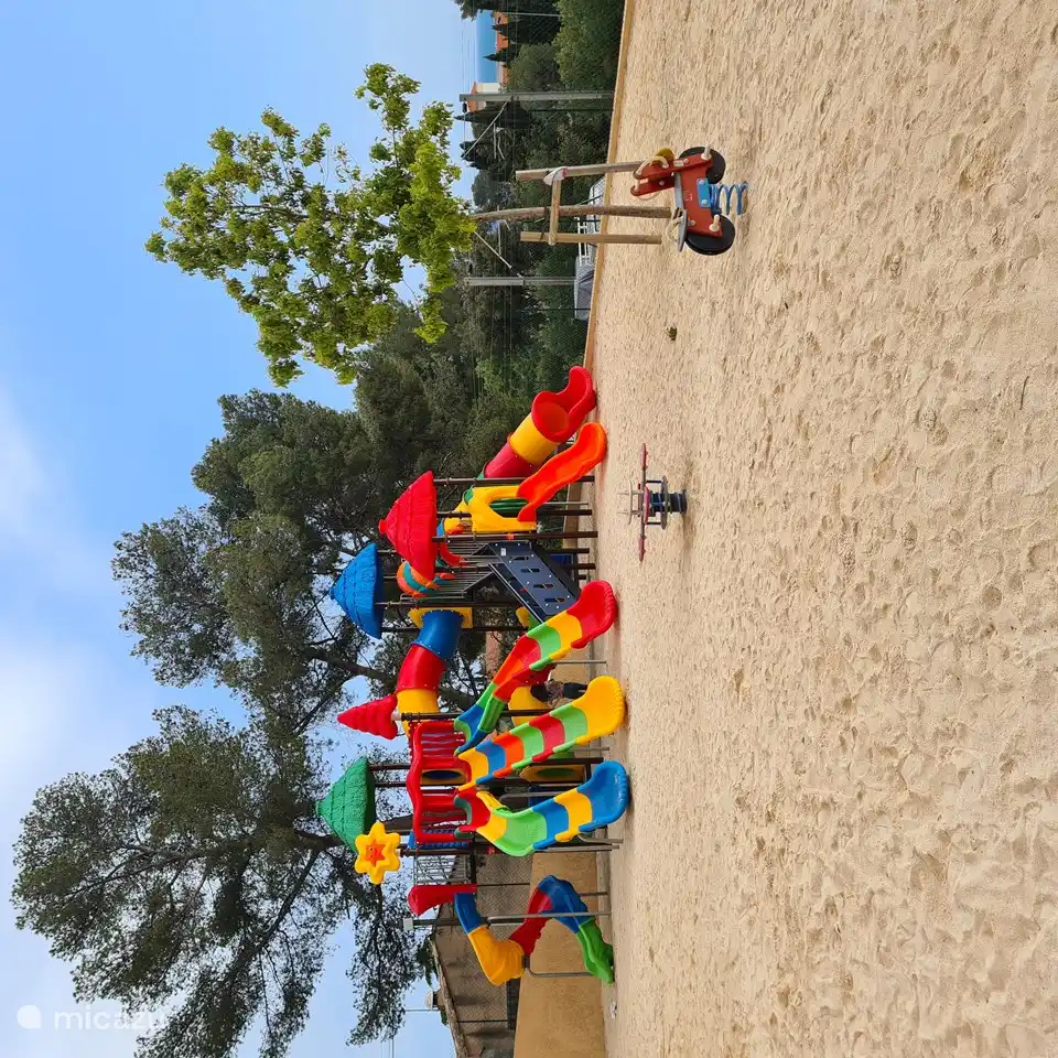 Abenteuerrutsche auf Sandoberfläche