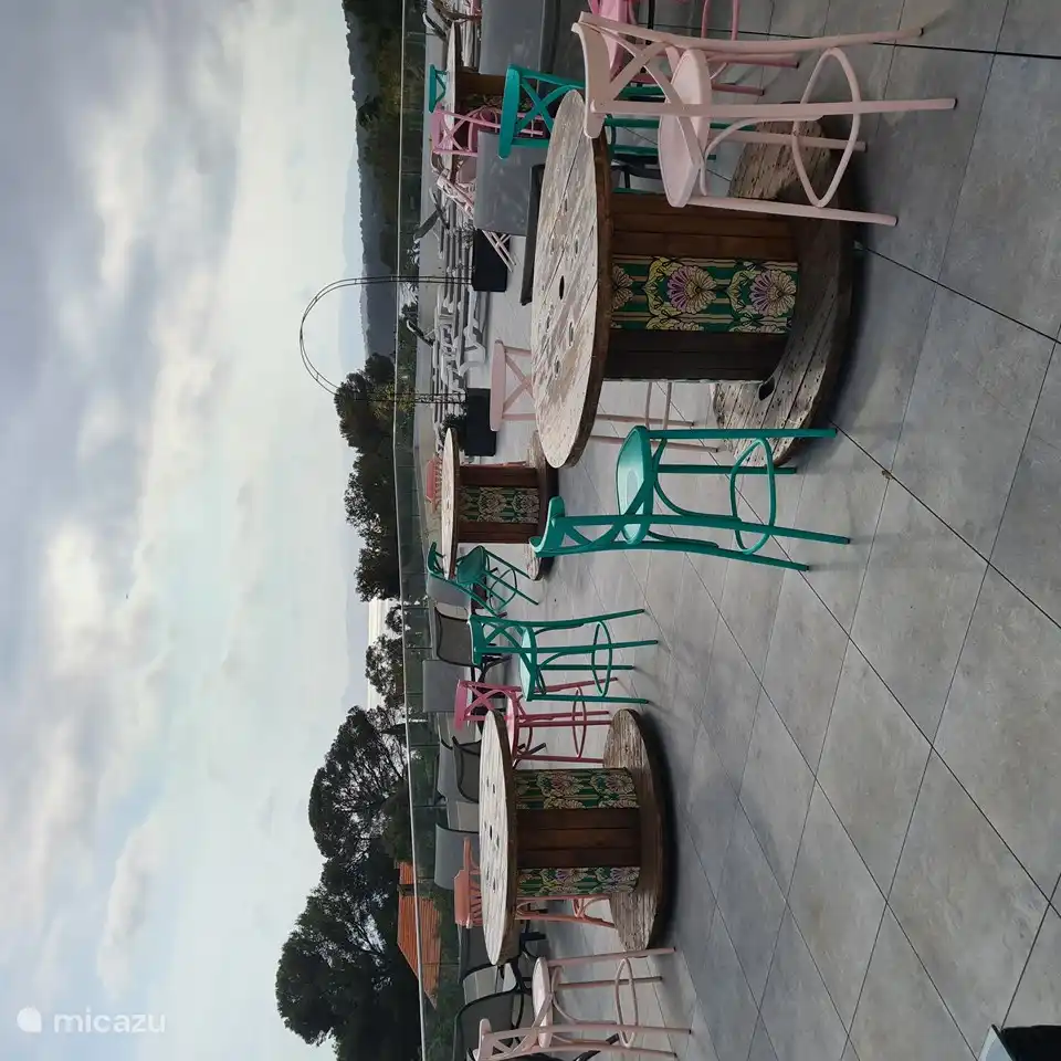 Dachterrasse über Restaurant mit Sonnenliegen