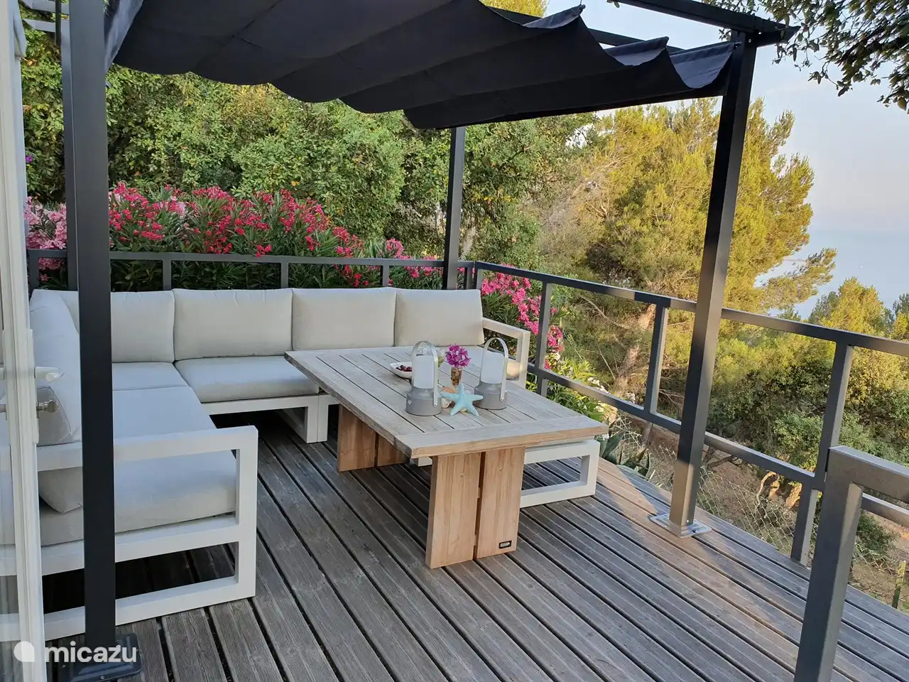Die Terrasse mit der wunderbaren Lounge eingerichtet