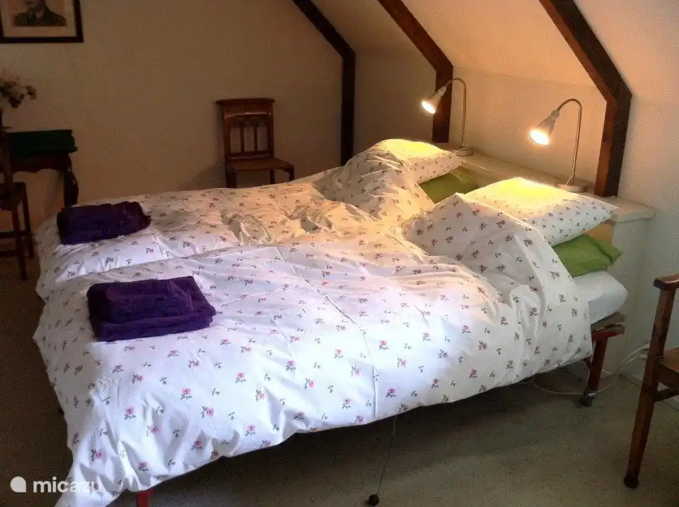 Familienferienbauernhof 12 P. „Hertenhoeve“ Lage Mierde NL
Hauptschlafzimmer im 1. Stock mit Kinderbett + 3 Betten