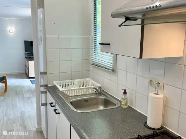 mobil home / caravana en Francia, Hérault, Cap d'Agde – Amplia casa móvil Les Sables d'Or Cocina ordenada con nevera grande.