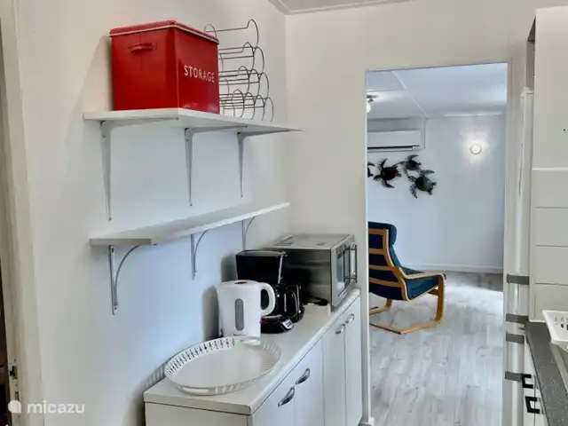 mobil home / caravana en Francia, Hérault, Cap d'Agde – Amplia casa móvil Les Sables d'Or Cocina totalmente equipada: microondas combinado, cafetera, tetera, tostadora y exprimidor de naranjas.