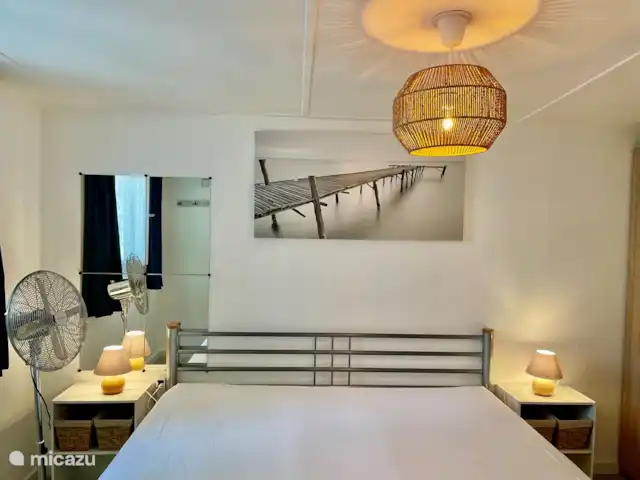 mobil home / caravana en Francia, Hérault, Cap d'Agde – Amplia casa móvil Les Sables d'Or Dormitorio principal con cama de matrimonio (160x200cm) y cortinas blackout