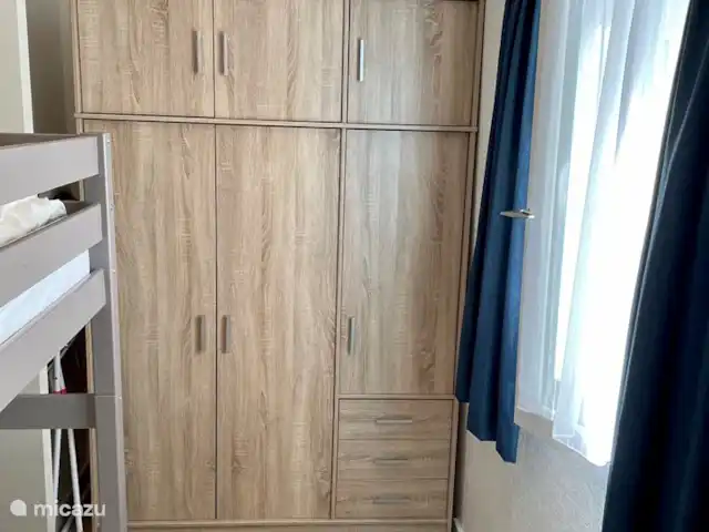 mobil home / caravana en Francia, Hérault, Cap d'Agde – Amplia casa móvil Les Sables d'Or Armario de 3 puertas en el segundo dormitorio.