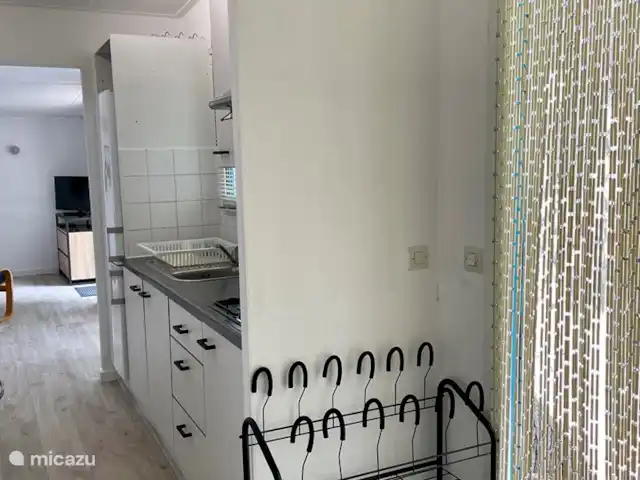 mobil home / caravana en Francia, Hérault, Cap d'Agde – Amplia casa móvil Les Sables d'Or La entrada principal con perchero y zapatero