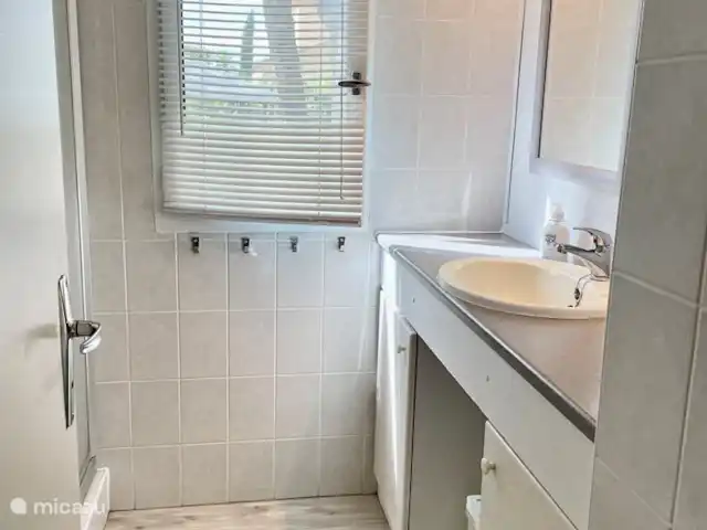 mobil home / caravana en Francia, Hérault, Cap d'Agde – Amplia casa móvil Les Sables d'Or Baño con azulejos con mucho espacio para sus propios artículos de tocador