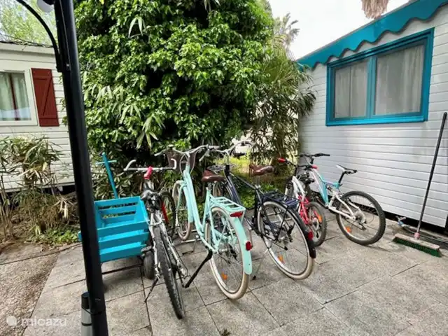 mobil home / caravana en Francia, Hérault, Cap d'Agde – Amplia casa móvil Les Sables d'Or Dos bicicletas para adultos y varias bicicletas para niños.
