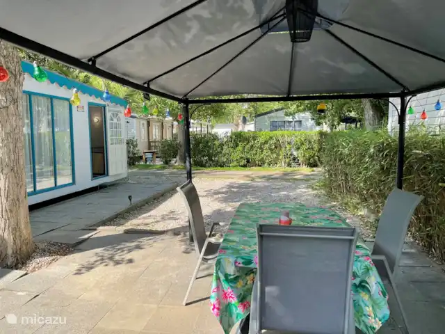 mobil home / caravana en Francia, Hérault, Cap d'Agde – Amplia casa móvil Les Sables d'Or Terraza cubierta con 4 sillas de jardín 2 asientos individuales adicionales disponibles