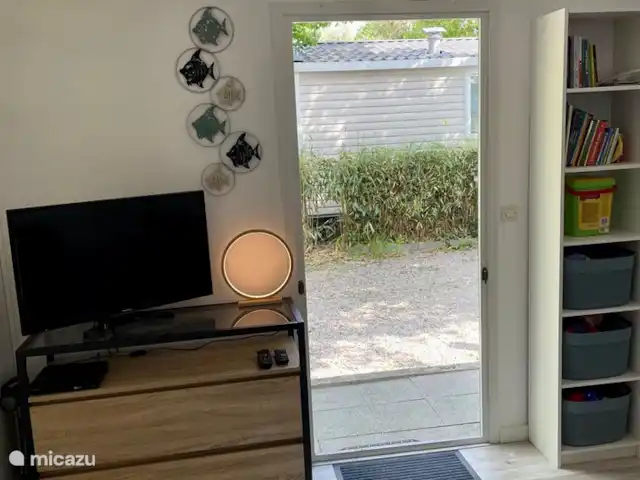 mobil home / caravana en Francia, Hérault, Cap d'Agde – Amplia casa móvil Les Sables d'Or Televisor de pantalla plana con reproductor de DVD, muchas películas para niños, libros, juegos, rompecabezas y juguetes