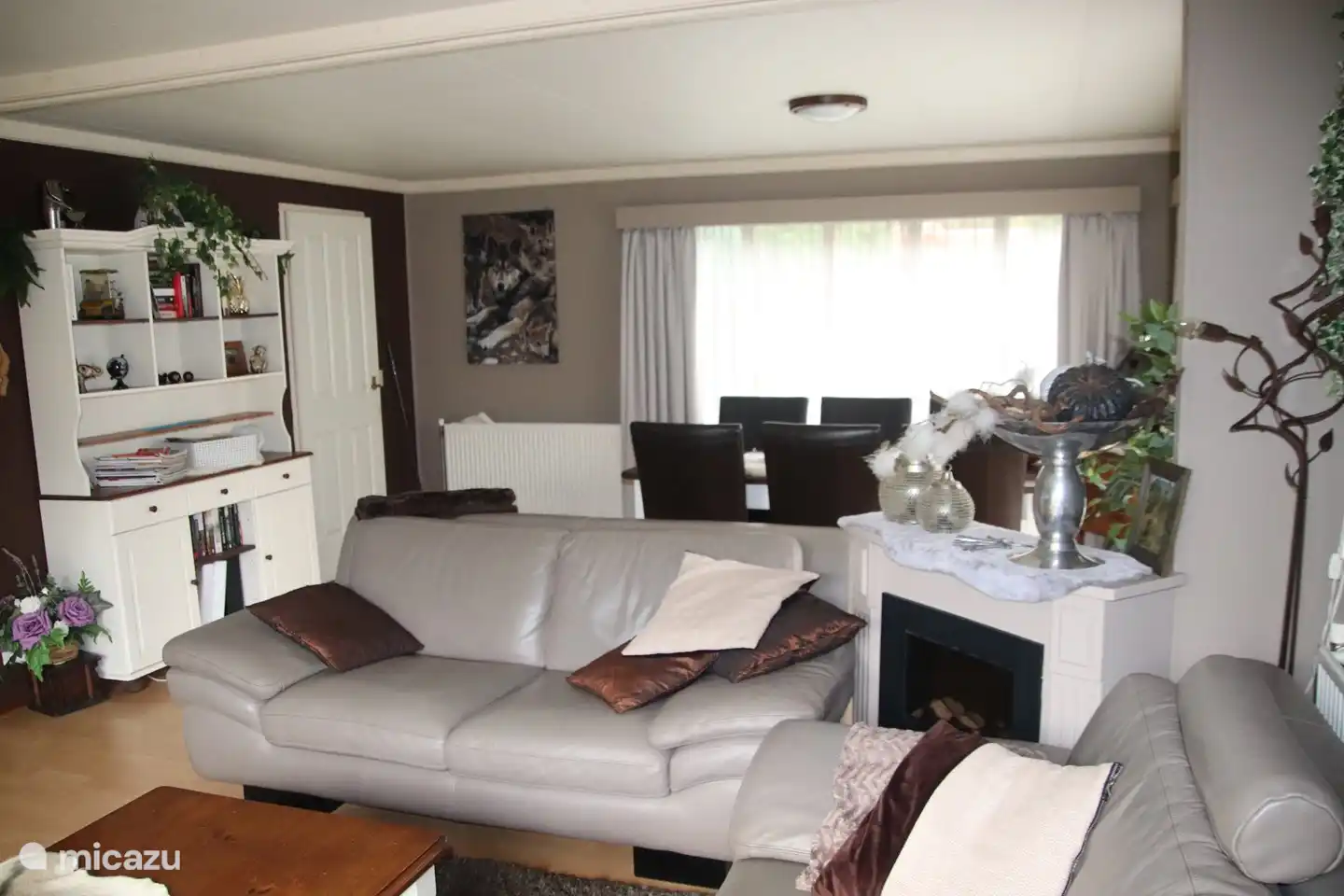 Das gemütliche Wohnzimmer strahlt Atmosphäre aus und verfügt über ein schönes Sofa