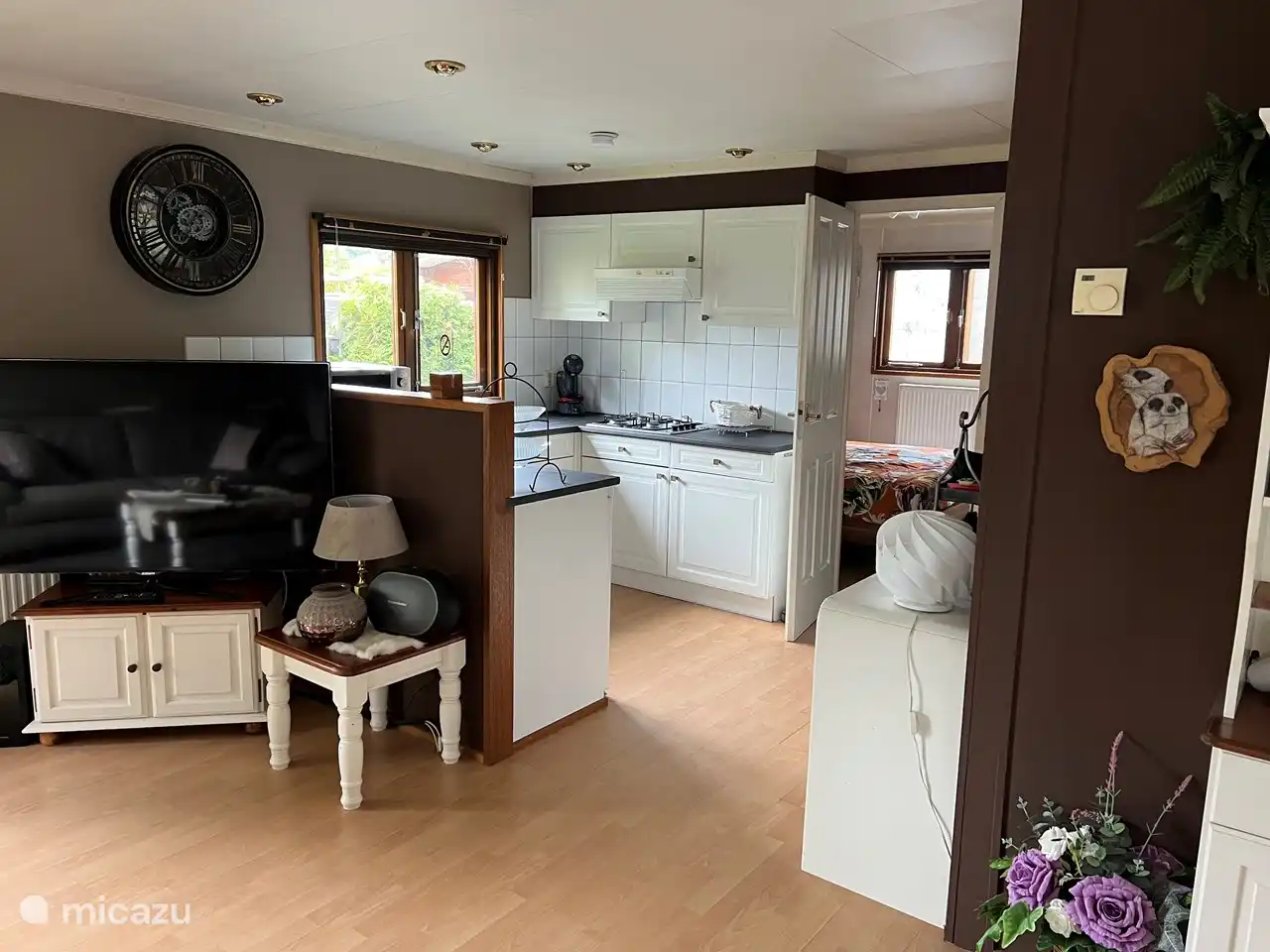 die Küche im Hintergrund