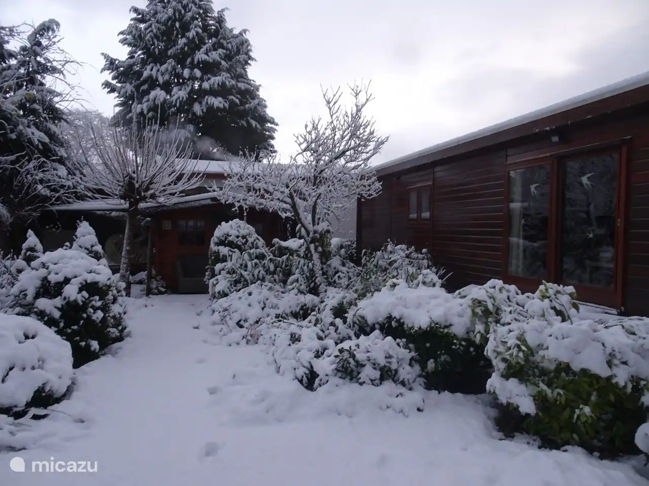 der Hinterhof im Schnee