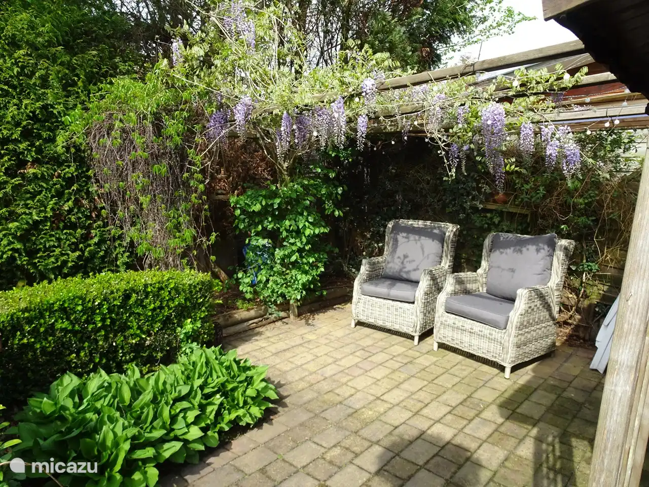 Im hinteren Teil des Gartens können Sie in der Abendsonne ein schönes Glas Wein genießen