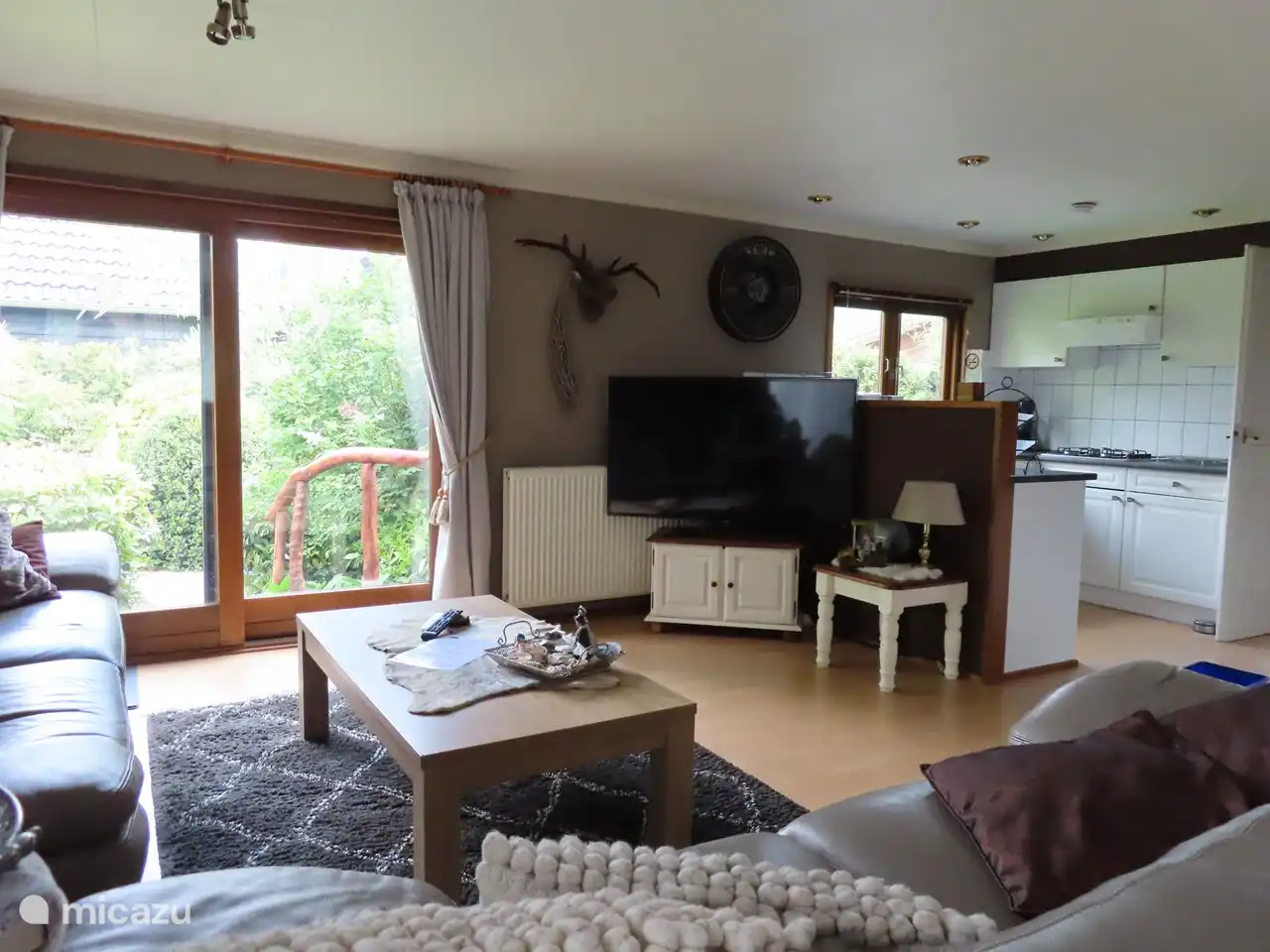 Wohnzimmer mit offener Küche