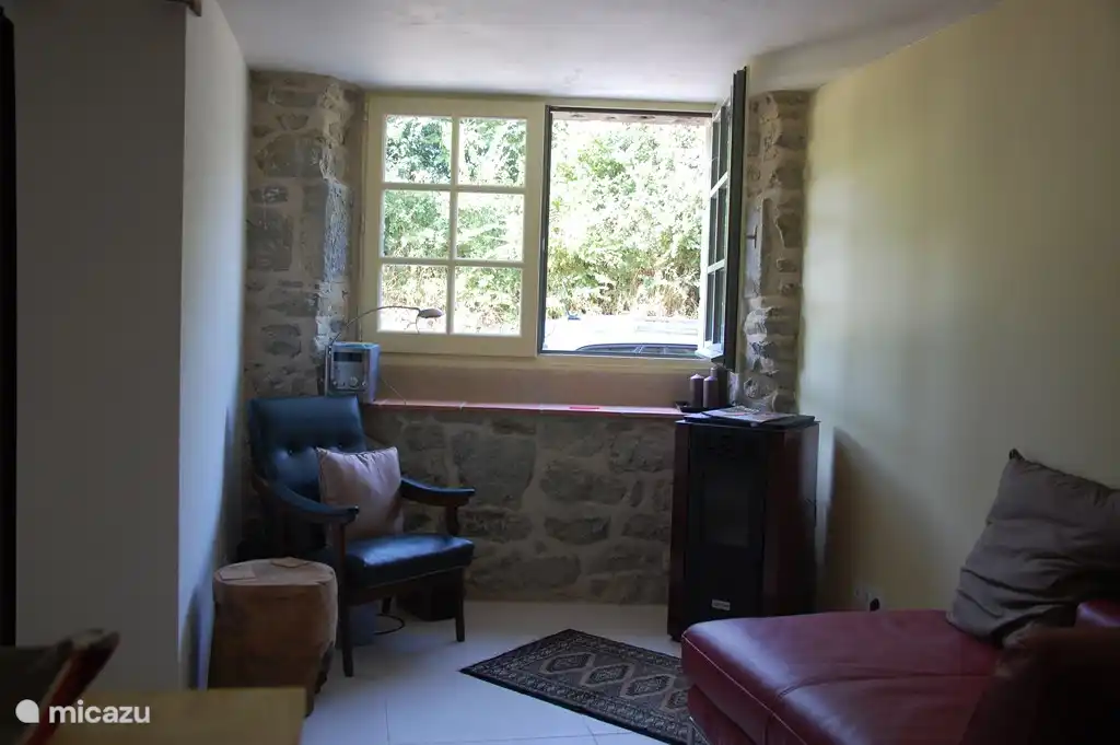 Studio, met aangrenzende slaapkamer en badkamer.