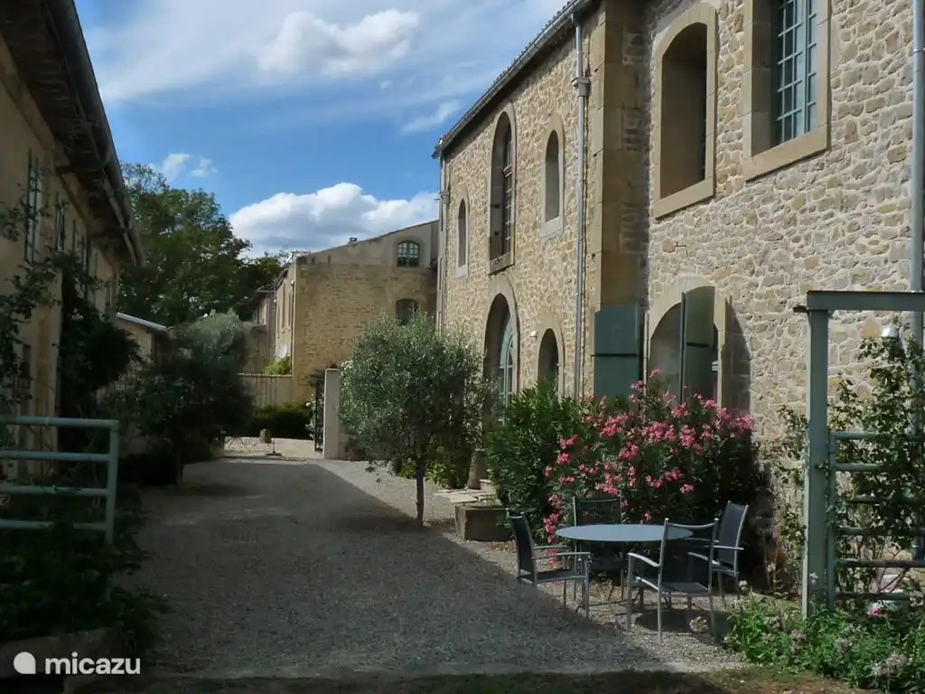 De zijkant van ons huis, met een extra terrasje