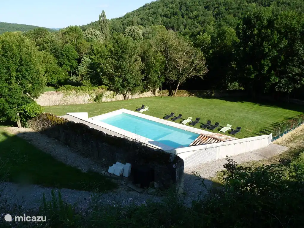 Het met de andere bewoners van Sibra gedeelde zwembad