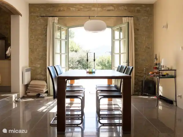 L'écurie Sibra | France, Ariège, Lagarde - maison de vacances La salle à manger, table pour 8 personnes