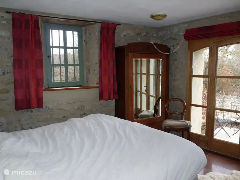 Slaapkamer met eigen badkamer en inloopdouche.