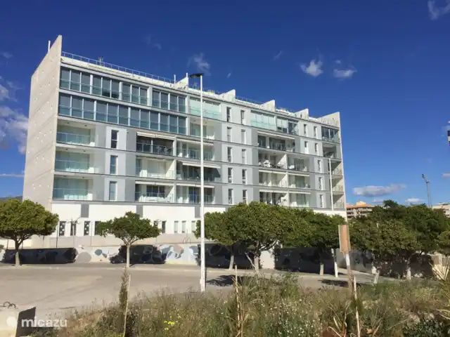 App 'La Vila' - dans un endroit merveilleux | Espagne, Costa Blanca, Villajoyosa - appartement L'immeuble de La Vila. Beaucoup de verre a été utilisé par l'architecte Lola Alonso (Prix national d'architecture 2004)