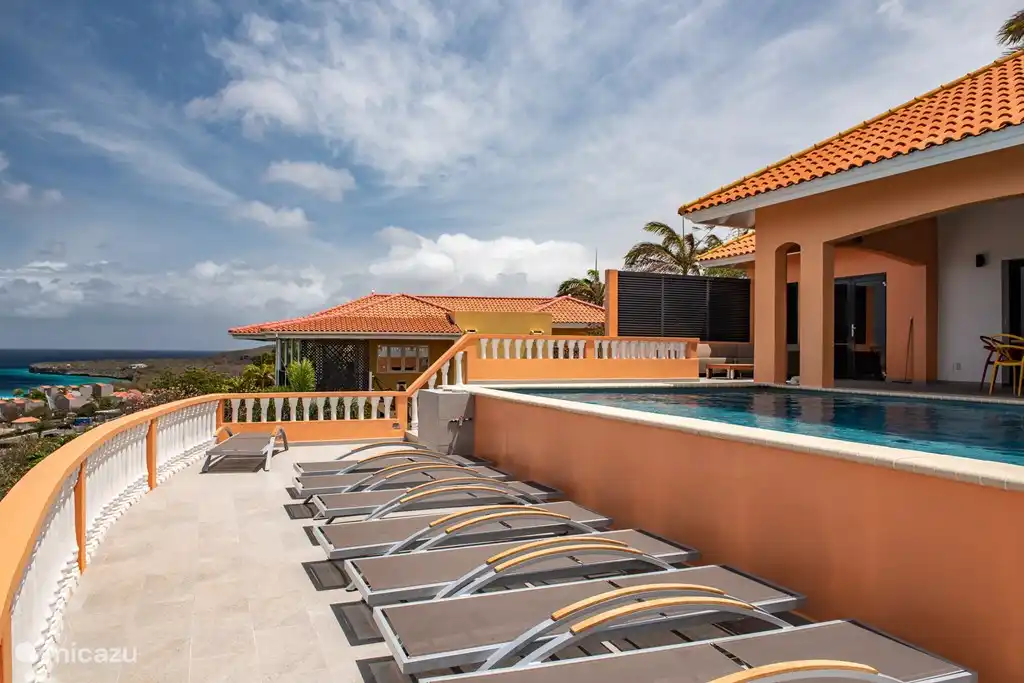 Terrasse mit Schwimmbad