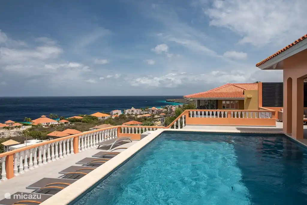 Terrasse mit Schwimmbad