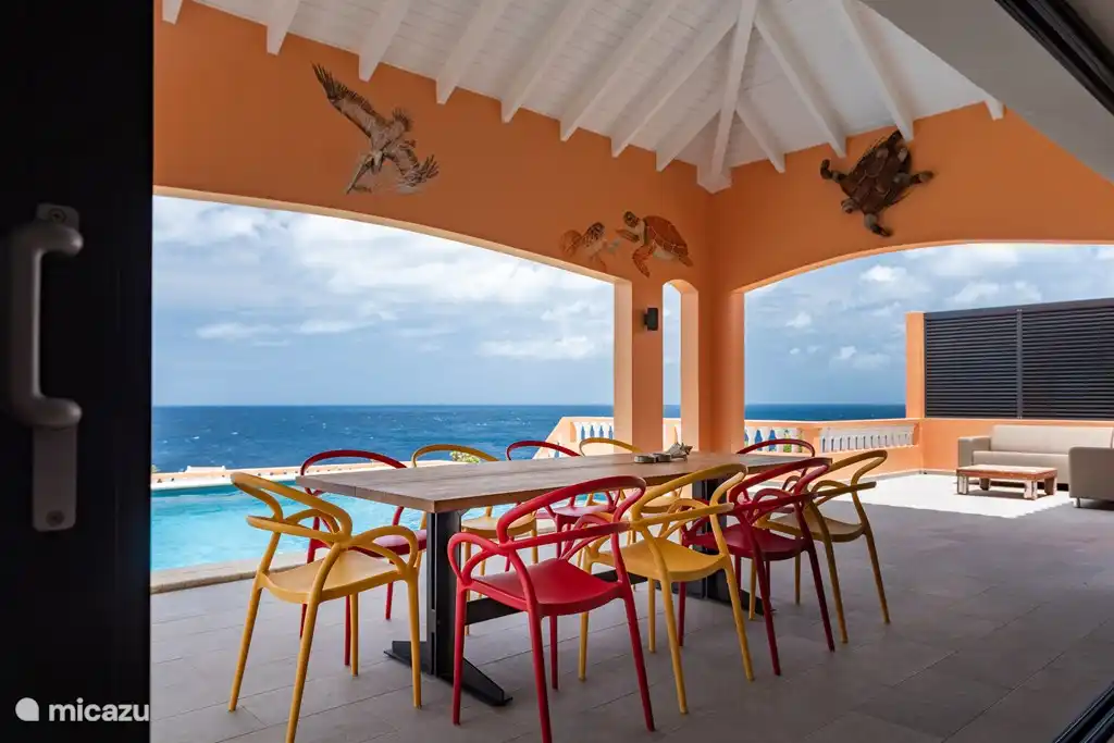 Terrasse neben dem Schwimmbad. Esstisch mit 10 Stühlen und 2 Loungesets