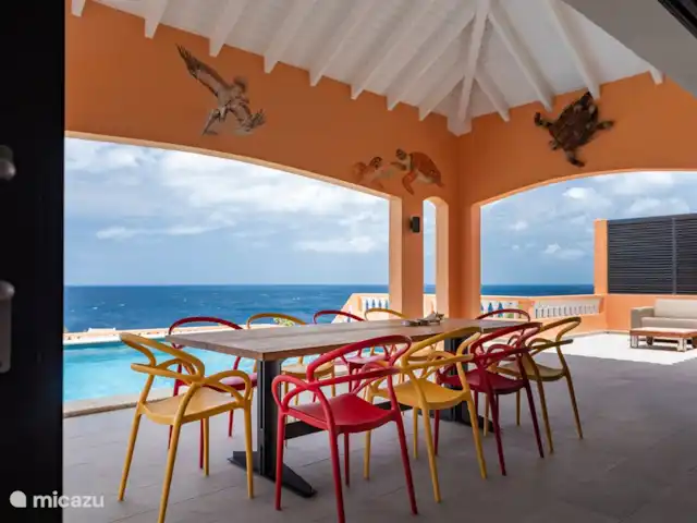 Villa Trupial huren in Curaçao, Banda Abou (west), Coral Estate, Rif St.Marie - villa Terras grenzend aan het zwembad. Eettafel met 10 stoelen en 2 loungesets