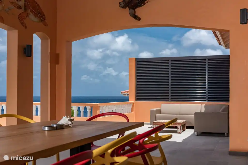 Terrasse neben dem Schwimmbad. Esstisch mit 10 Stühlen und 2 Loungesets