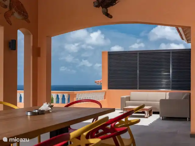 Villa Trupial huren in Curaçao, Banda Abou (west), Coral Estate, Rif St.Marie - villa Terras grenzend aan het zwembad. Eettafel met 10 stoelen en 2 loungesets