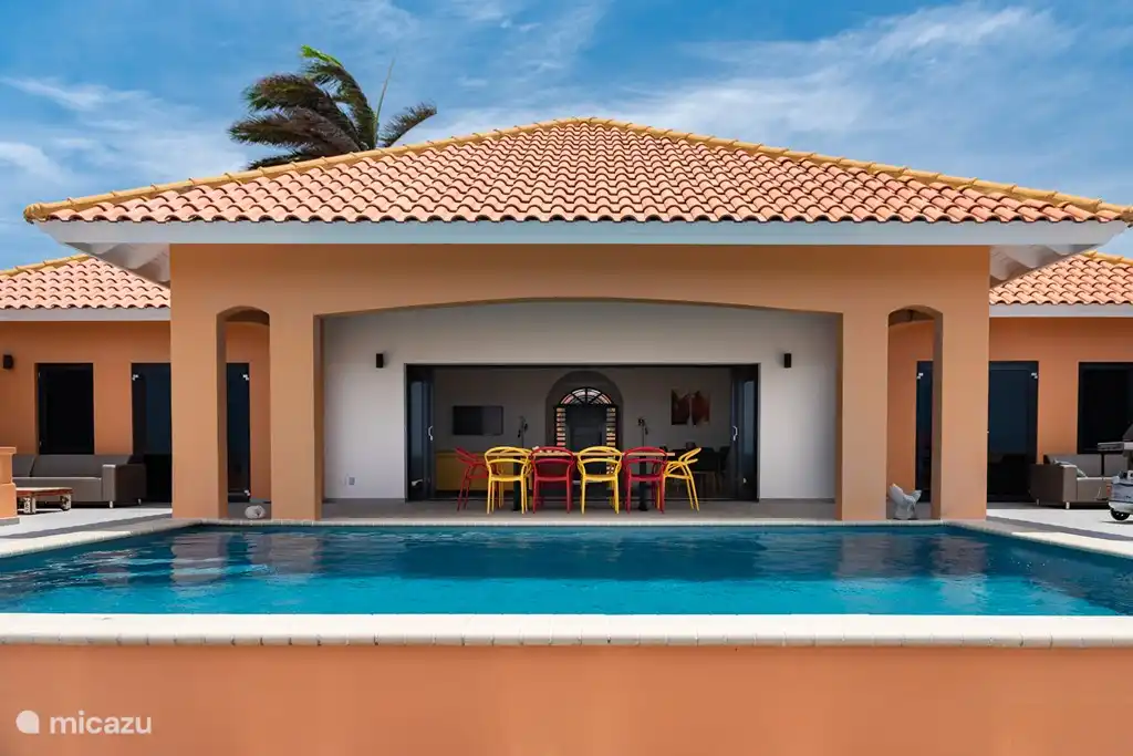 Terrasse mit Pool, Esstisch und 2 Sitzbereichen