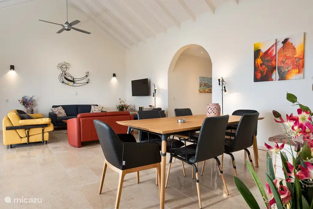 Wohnzimmer mit Esstisch