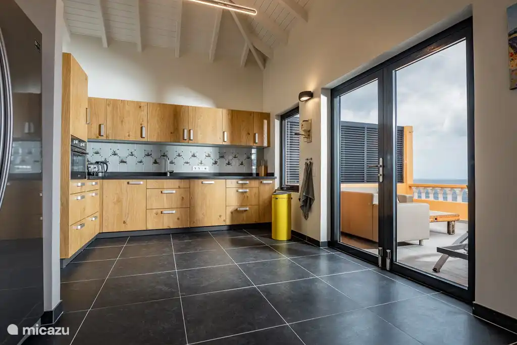 Voll ausgestattete Küche