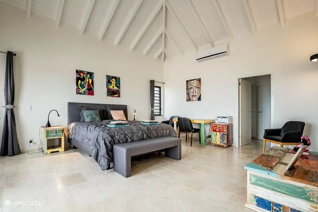 Hauptschlafzimmer mit Kingsize-Bett 180x210