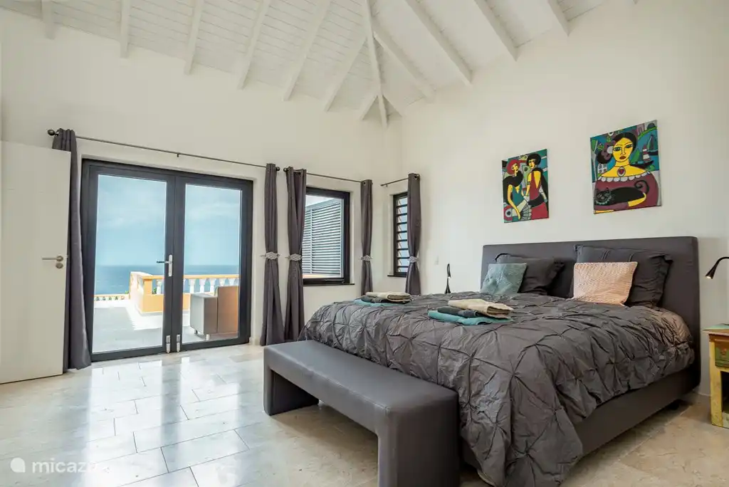 Hauptschlafzimmer mit Kingsize-Bett 180x210, Türen zur Terrasse mit Pool